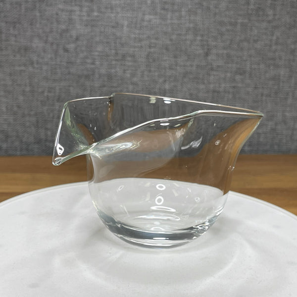 Glass Gong Dao Bei (Fairness Pitcher), Obscure Leaf Shape
